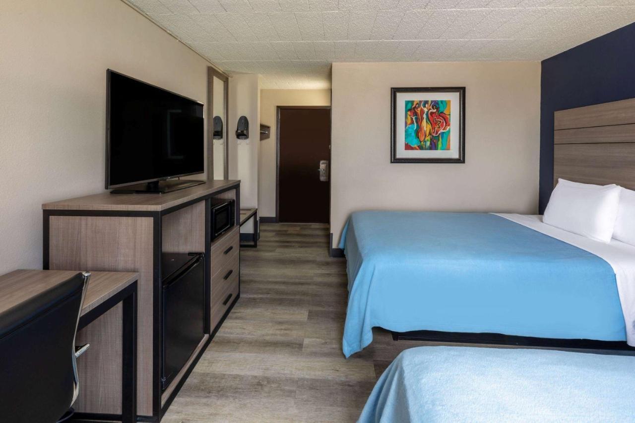 Hotel Baymont By Wyndham Laredo Exterior foto